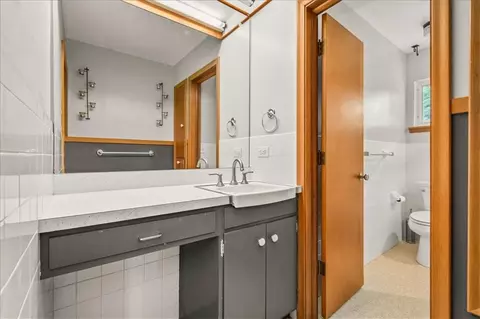 Bath - 11806 E 39th St, Independence, MO 64052 photo 3 of 4