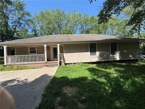 655 NE Brizendine Rd, Blue Springs, MO 64014