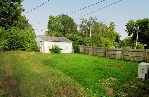 Exterior - 227 S Ash Ave, Independence, MO 64053 photo 2 of 4