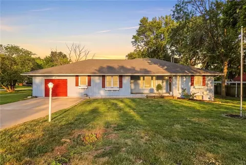 7305 N Harrison St, Gladstone, MO 64118