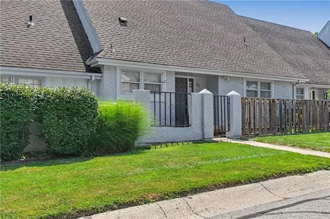 221 Woodbridge Ln, Kansas City, MO 64145
