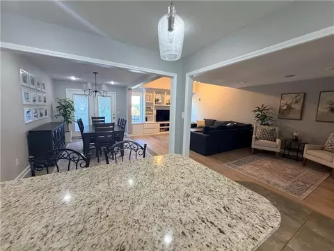 221 Woodbridge Ln, Kansas City, MO 64145