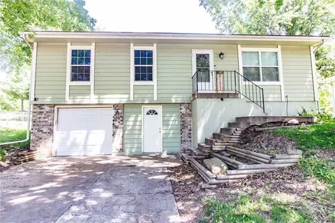 808 SE 19th St, Oak Grove, MO 64075