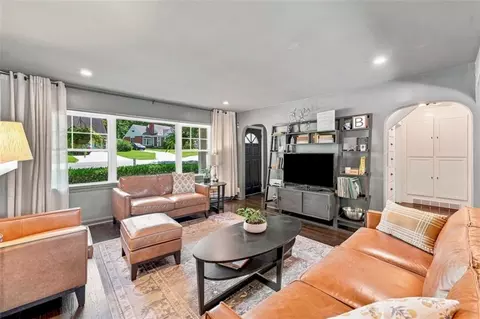 Living - 928 E Drumm Cir, Independence, MO 64055 photo 3 of 3