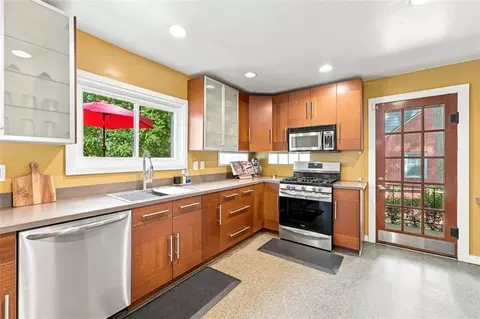 Kitchen - 928 E Drumm Cir, Independence, MO 64055 photo 2 of 4