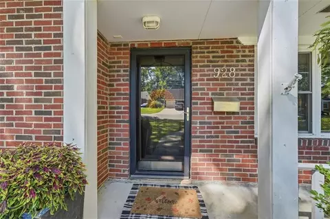 Exterior - 928 E Drumm Cir, Independence, MO 64055 photo 3 of 16