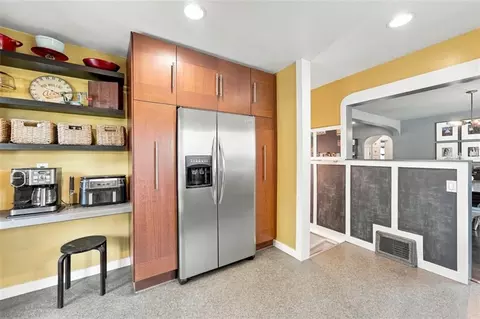 Kitchen - 928 E Drumm Cir, Independence, MO 64055 photo 4 of 4