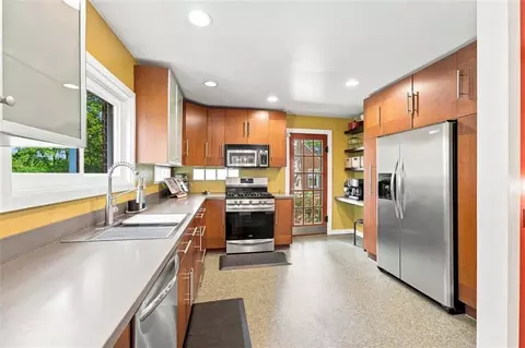 Kitchen - 928 E Drumm Cir, Independence, MO 64055 photo 1 of 4