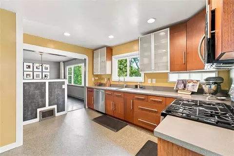 Kitchen - 928 E Drumm Cir, Independence, MO 64055 photo 3 of 4