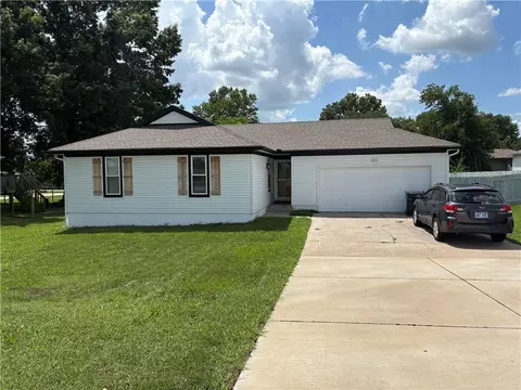 10512 N Oak Trfy, Kansas City, MO 64155
