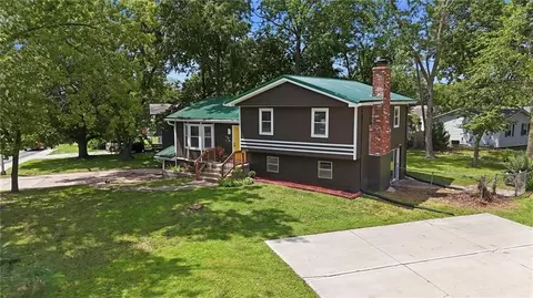 Exterior - 1010 E Langsford Rd, Lees Summit, MO 64063 photo 2 of 10