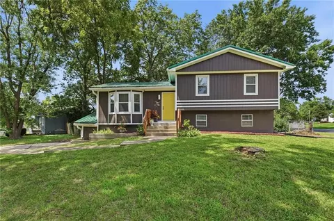 Exterior - 1010 E Langsford Rd, Lees Summit, MO 64063 photo 9 of 10