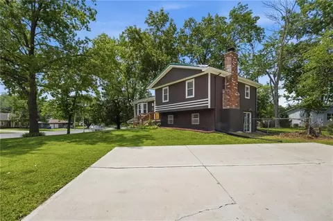 Exterior - 1010 E Langsford Rd, Lees Summit, MO 64063 photo 8 of 10