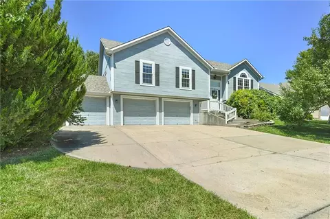 2606 S 24th St, Leavenworth, KS 66048