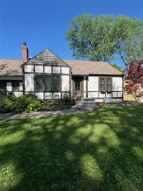 5026 W 72nd Ter, Prairie Village, KS 66208