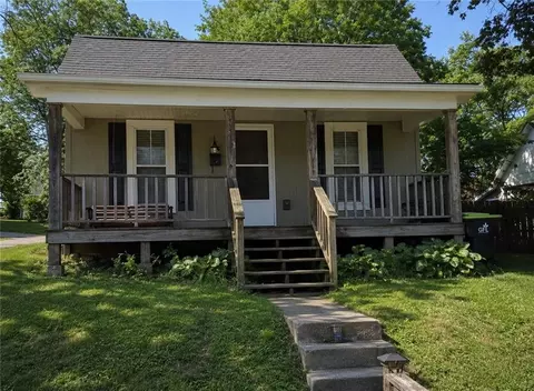 307 E Chestnut St, Harrisonville, MO 64701