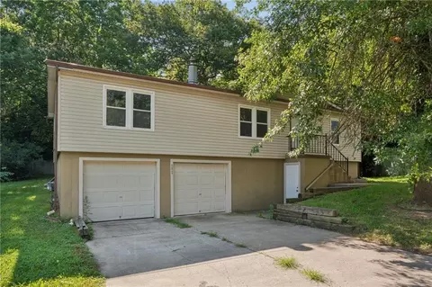 4804 W Christie Cir, Blue Springs, MO 64015