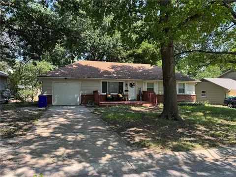 Exterior - 613 NE Corder St, Lees Summit, MO 64063 photo 2 of 2