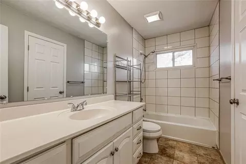 Bath - 613 NE Corder St, Lees Summit, MO 64063 photo 1 of 2