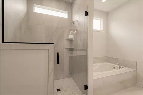 Bath - 1152 SW Whitby Dr, Lees Summit, MO 64083 photo 2 of 5