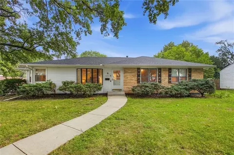 10915 Elmwood Dr, Kansas City, MO 64137