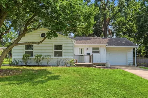 7420 Cherokee Dr, Prairie Village, KS 66208