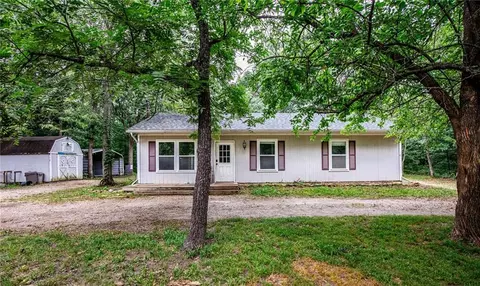 22 N Turner Ln, Lacygne, KS 66040