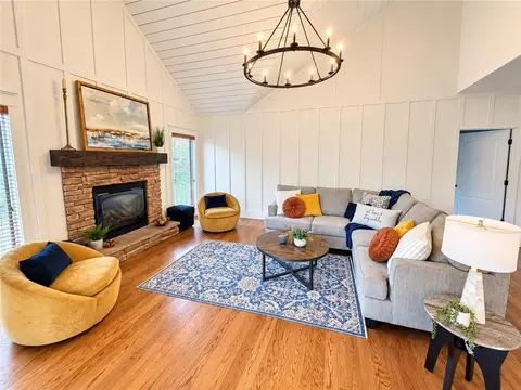 1007 Burr Oak Ln, Grain Valley, MO 64029