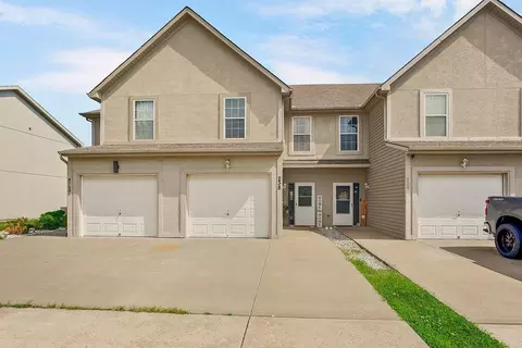 238 N 5th Ter, Louisburg, KS 66053