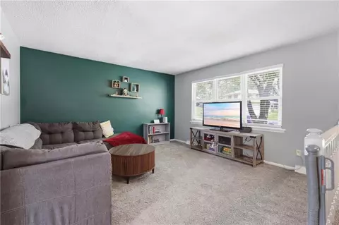 104 SW Gladstone Dr, Blue Springs, MO 64014