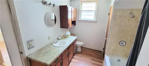 Bath - 716 E Lincoln St, Iola, KS 66749 photo 2 of 3