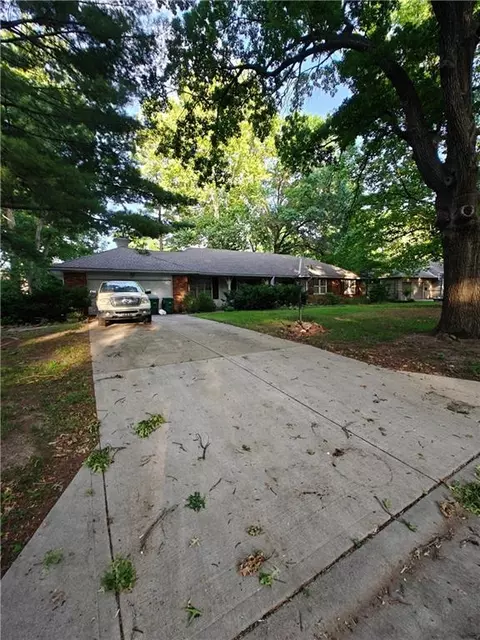 9311 Wenonga Rd, Leawood, KS 66206
