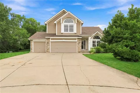 Exterior - 611 Timber Crest Ct, Raymore, MO 64083 photo 4 of 8