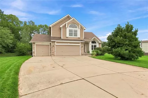 Exterior - 611 Timber Crest Ct, Raymore, MO 64083 photo 5 of 8