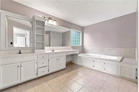 Bath - 611 Timber Crest Ct, Raymore, MO 64083 photo 2 of 5