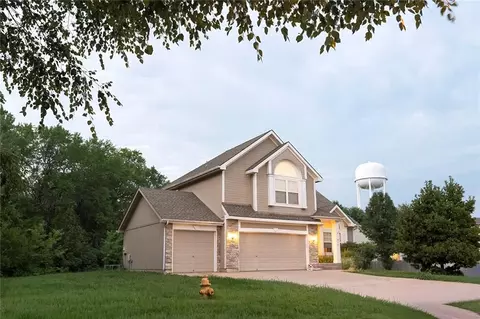Exterior - 611 Timber Crest Ct, Raymore, MO 64083 photo 2 of 8