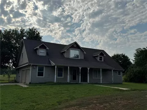 15833 206th St, Tonganoxie, KS 66086