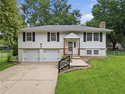 2812 SW 3rd St Ter, Blue Springs, MO 64014