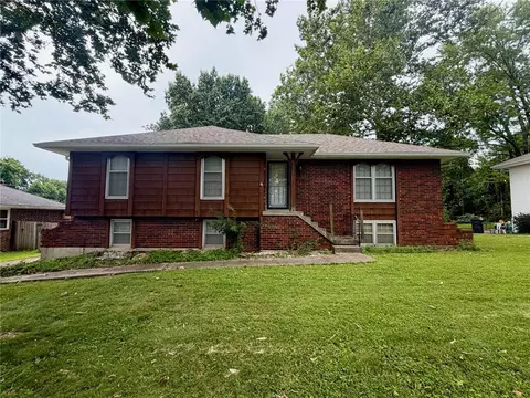 511 1st St, Blue Springs, MO 64014