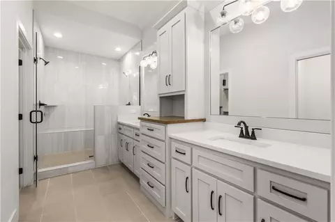 Bath - 819 Old Paint Rd, Raymore, MO 64083 photo 1 of 4