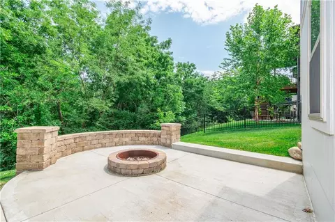 Exterior - 819 Old Paint Rd, Raymore, MO 64083 photo 6 of 7