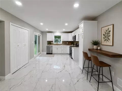 605 NE Douglas St, Lees Summit, MO 64063