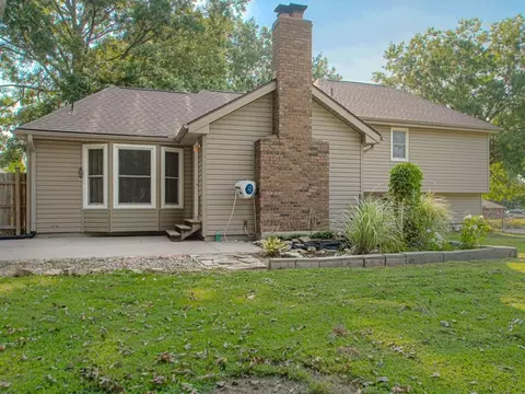 Exterior - 406 Meadow Ln, Raymore, MO 64083 photo 5 of 11