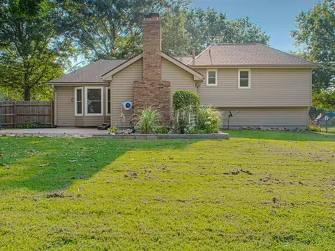 Exterior - 406 Meadow Ln, Raymore, MO 64083 photo 6 of 11