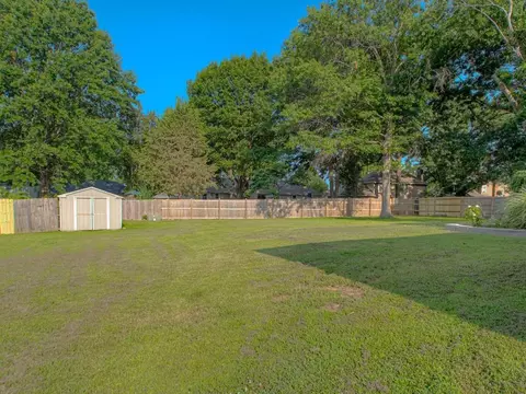Exterior - 406 Meadow Ln, Raymore, MO 64083 photo 9 of 11