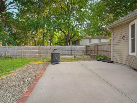 Exterior - 406 Meadow Ln, Raymore, MO 64083 photo 3 of 11