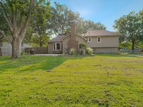 Exterior - 406 Meadow Ln, Raymore, MO 64083 photo 7 of 11