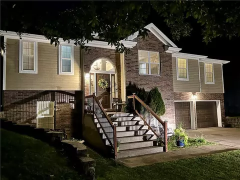 10916 N Oxford Ave, Kansas City, MO 64157