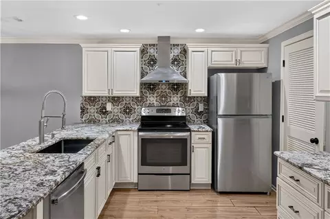 6728 W 109th St #B, Overland Park, KS 66211