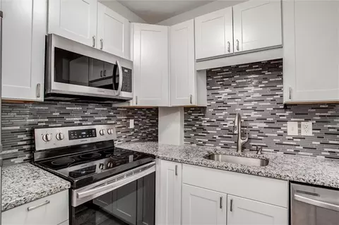 4552 N Locust St, Kansas City, MO 64116